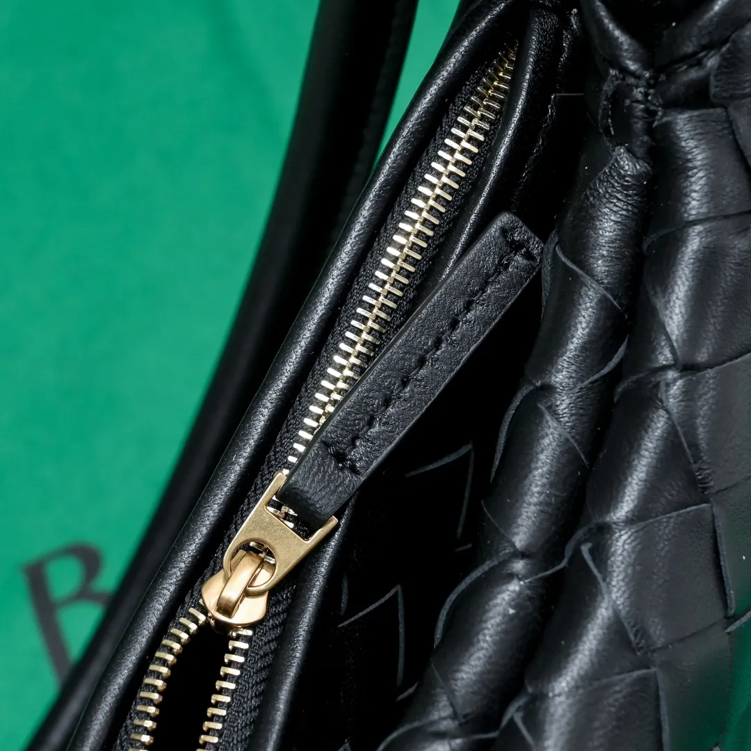 Batch 1460 Bv Shu Qi's same "Gemelli" twin bag, locked in advance, 24 years of hot style💕 Gemelli, which is paired with two half-moon-shaped bags, matched with the brand's iconic intrecciato woven sheepskin, equipped with a detachable tubular handle, which can be used as a clutch bag, on the shoulder or by flipping the small crescent moon as a handle, or as a long shoulder strap🉑️crossbody The dual design has a personalized yet charming attitude, and the eye-catching visual impact brings an elegant and fashionable feeling. It is a bag worth buying💥There are 3 sizes to choose from.  Size: 24.5x19x7, plus long shoulder strap ➕80 Model: 6764